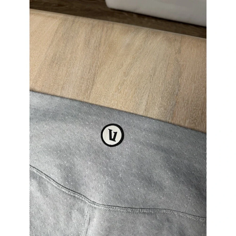 Vuori Textured Chilled Out Legging in Houndstooth Gray Size XL